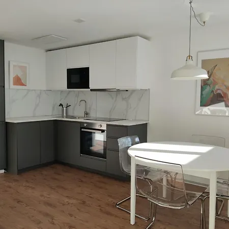 Big Studio, Just Renovated, Great Views, With Free Parking