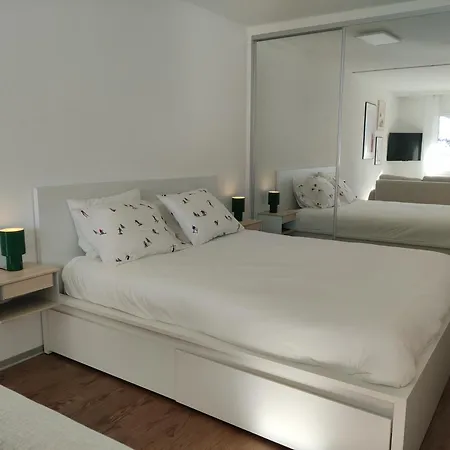 Big Studio, Just Renovated, Great Views, With Free Parking Daire