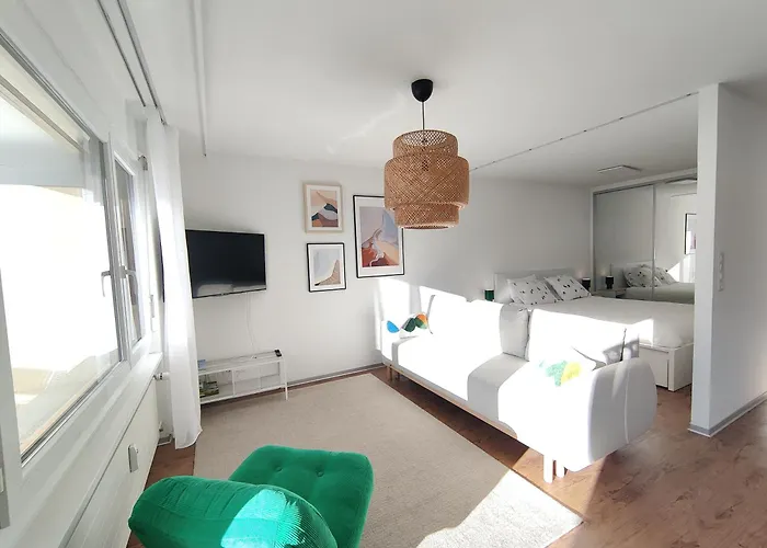 Daire Big Studio, Just Renovated, Great Views, With Free Parking